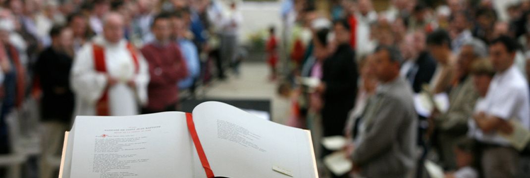 bible ouverte devant l'assemblée